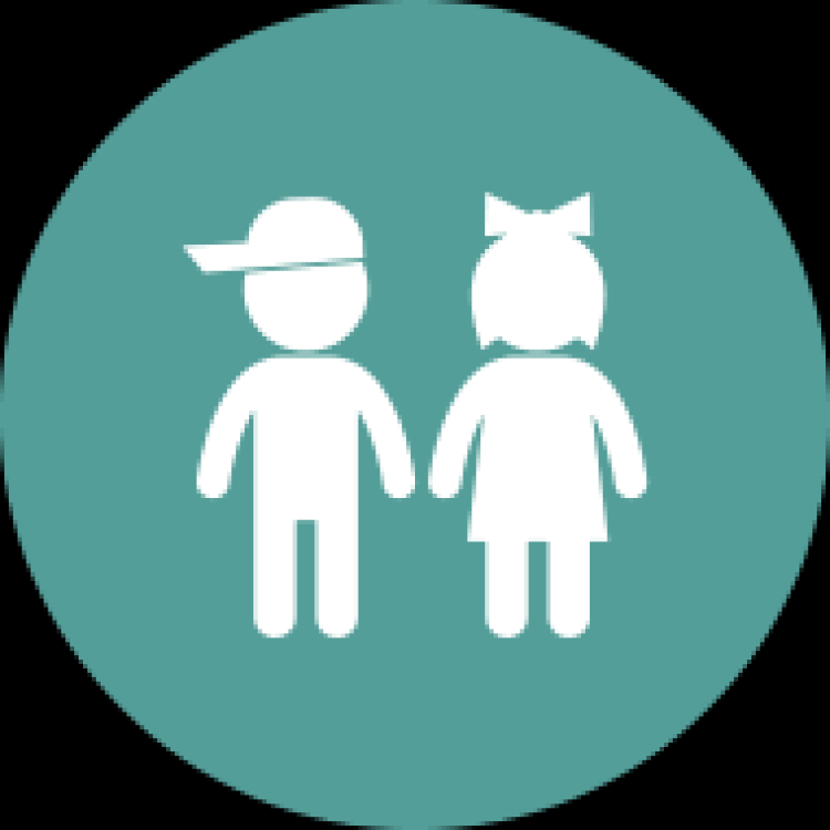 Twee witte poppetjes van een jongetje en een meisje tegen een groene achtergrond vormen het logo van de Ouder- en Kindadviseurs