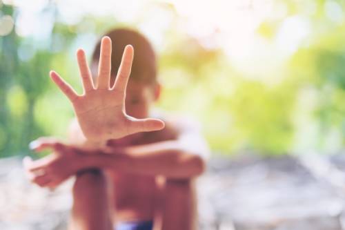 Jongetje zegt 'stop' met zijn hand
