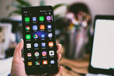 Een hand houdt een smartphone vast