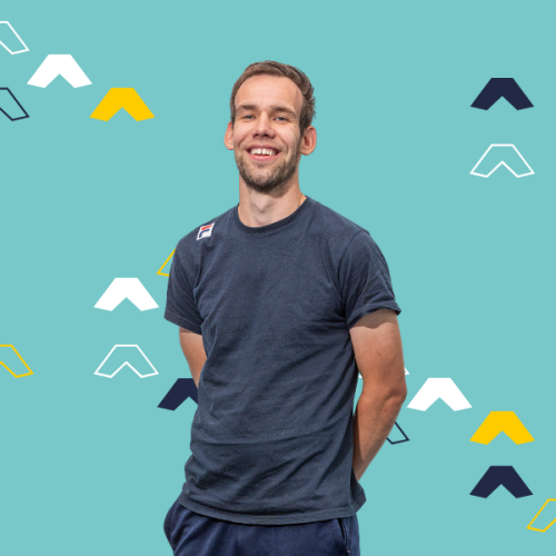 Beweegmakelaar Shane lachend in sportieve outfit