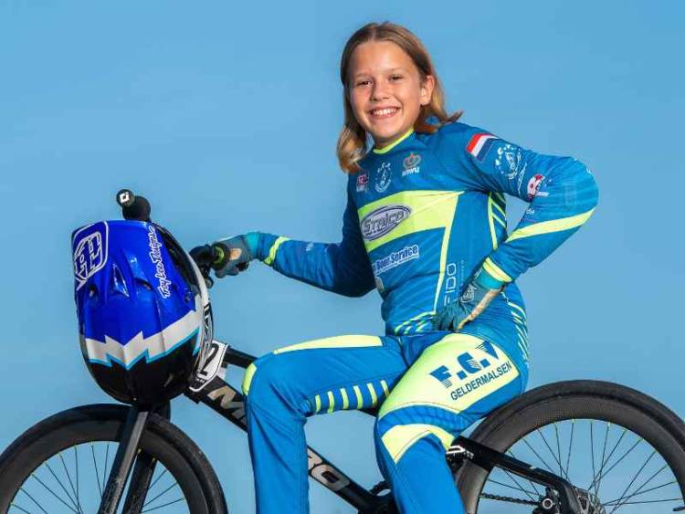 Sofie gaat lekker bewegen op haar BMX