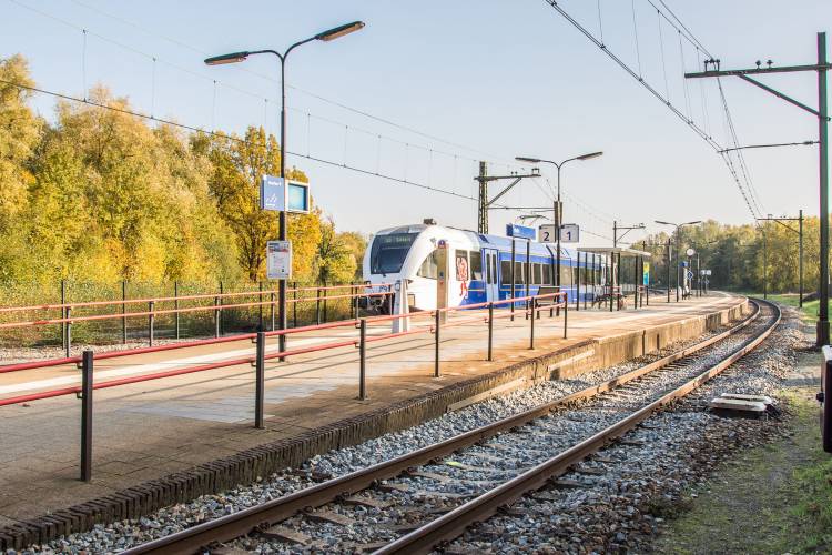 Arriva trein op station Nuth