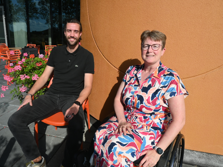 Buurtsportcoach Tim van Zanten en inwoner Sonja Hoogakker