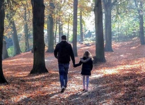 vader en kind wandelen