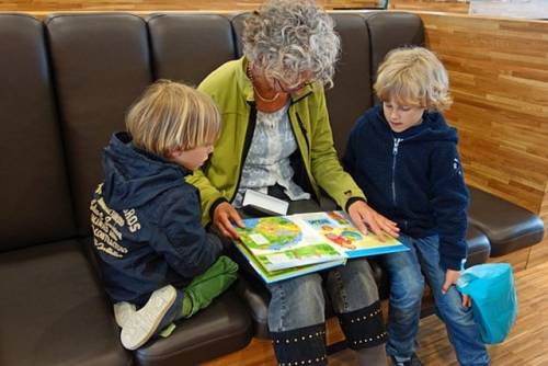 Oma geeft aandacht aan kleinkinderen