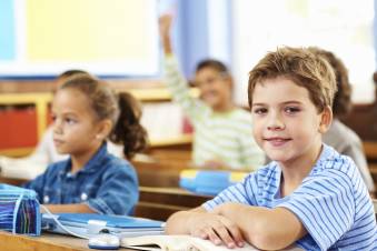 kinderen zitten in een klas