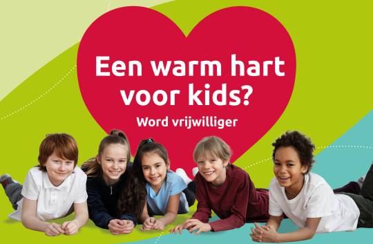 Decoratieve en informatieve afbeelding: Een foto van 5 kinderen op een rij. Je ziet een afbeelding van een hart met daarin de tekst: 'Een warm hart voor kids? Word vrijwilliger'
