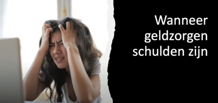 Mevrouw achter een computer met de handen in het haar