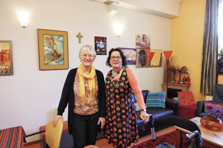 Jannie Roelofsen en Trudie Wijngaarden bij het ontmoetingshuis Onder Ons.