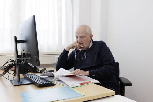 Koos de Mooij werkt achter zijn computer 