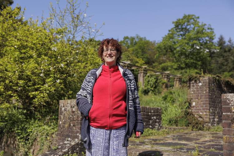 Daphne Kalff bezig in de tuin