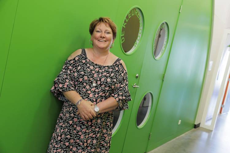 Foto van Tineke Valkenburg bij het Café