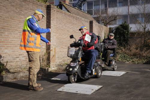 Peter van de Rovaart als verkeersregelaar voor scootmobiel