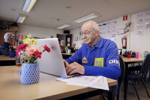 Peter van de Rovaart achter zijn laptop