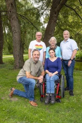 De ambassadeurs van Ambassadeursnetwerk Inclusief Krimpen poseren samen in een park