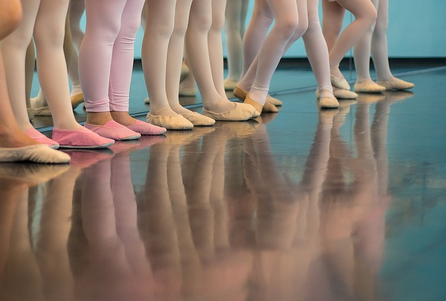 Foto van kinderen die aan ballet doen Foto van kinderen die aan ballet doen