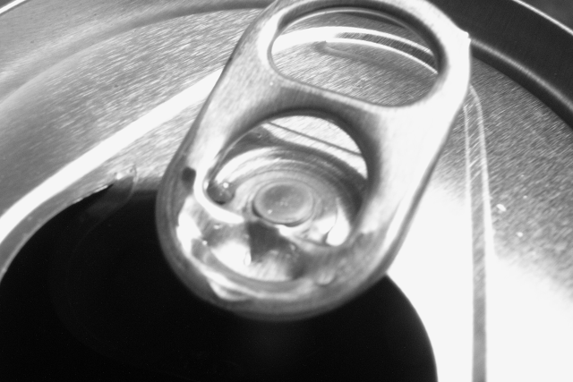 Detailfoto van de bovenkant van een blikje drinken Detailfoto van de bovenkant van een blikje drinken