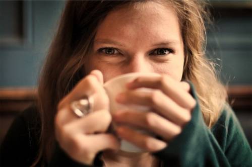 Een vrouw drinkt een kop warme thee