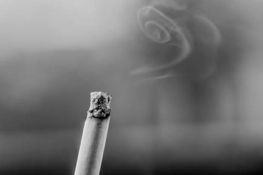 Decoratieve afbeelding: Een foto van een brandende sigaret.