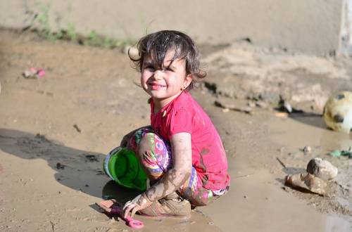 Foto van een kind in de modder