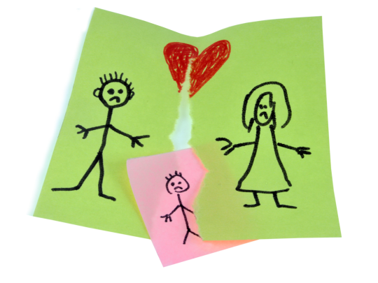 decoratieve afbeelding - schets van ouders en kind op een post-it met een scheur in het midden