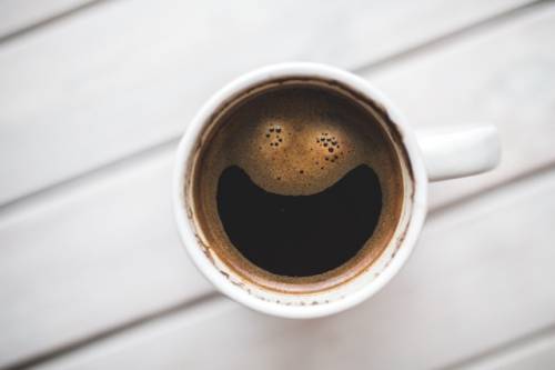 Lachend kopje koffie