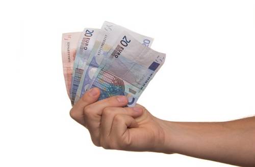 hand met briefjes geld