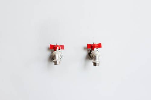 2 waterkranen uit de muur