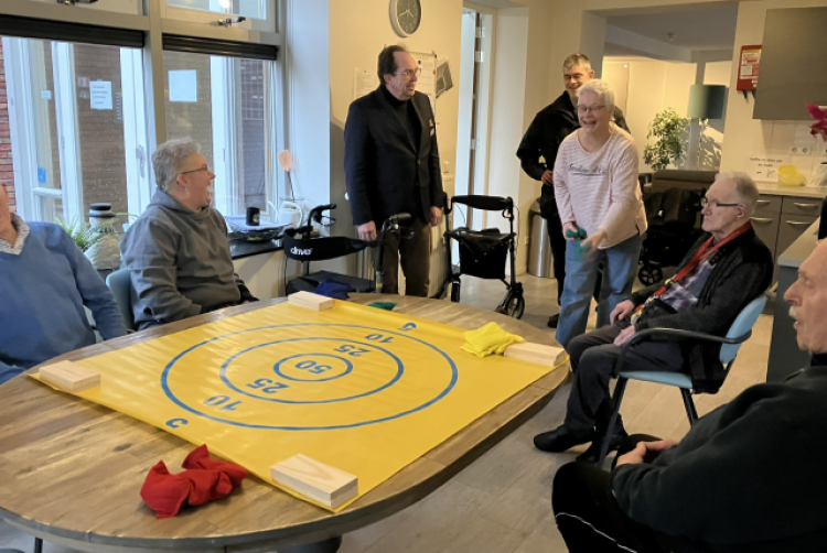 Bewoners van een zorginstelling spelen een werpspel