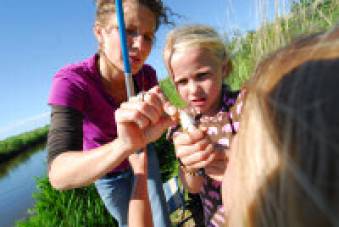 Foto van buiten spelende kinderen