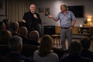 foto van 2 acteurs in een huiskamer