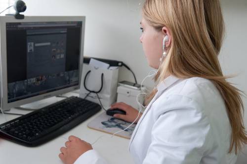 Meisje zit achter computer