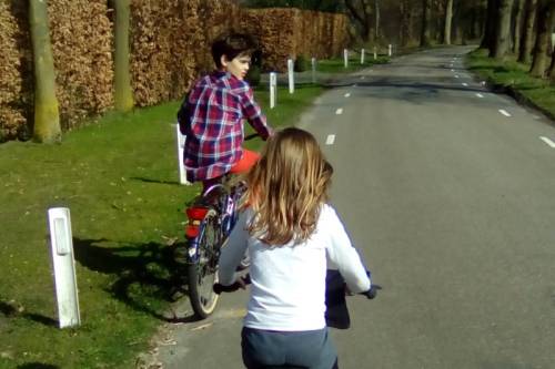 Broertje en zusje op de fiets