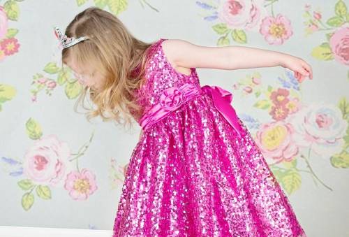 Meisje in roze jurk