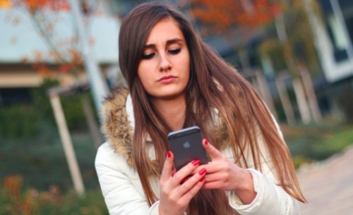 foto van meisje met telefoon