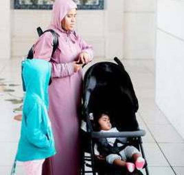 gesluierde vrouw met baby en kind gesluierde vrouw met baby en kind