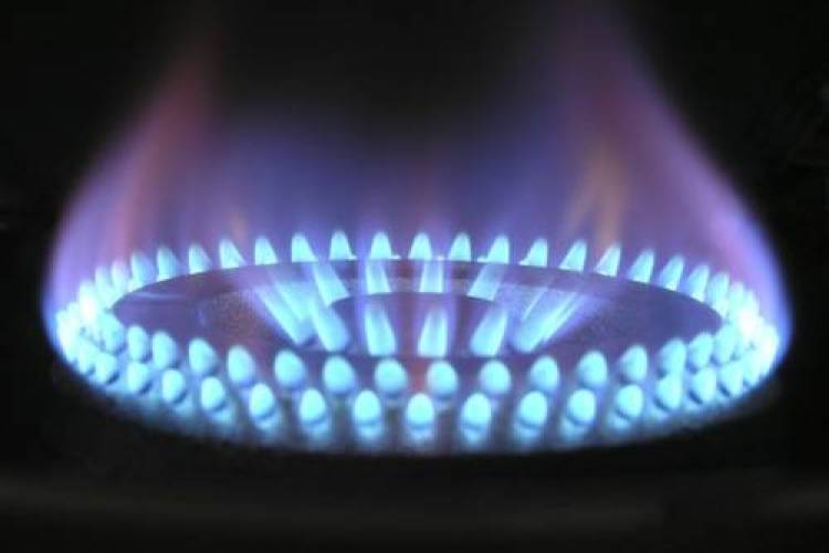Een gaspit met een brandende gasvlam
