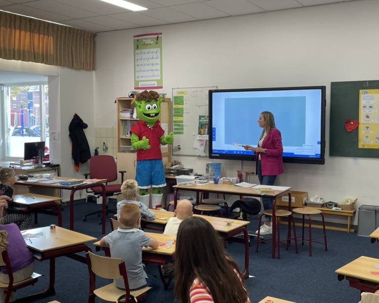 Mascotte van Sjors Sportief op bezoek op basisschool