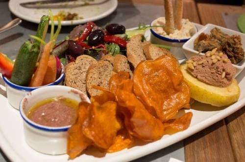 Een tafel vol met tapas