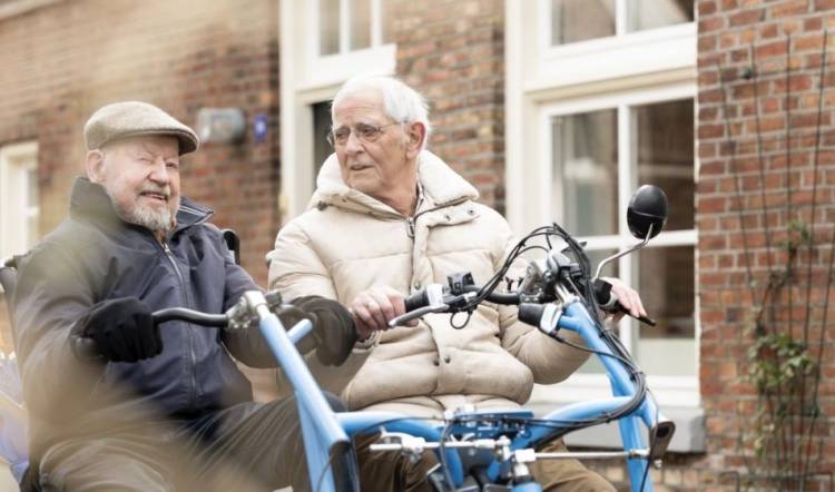 twee senioren op een duofiets