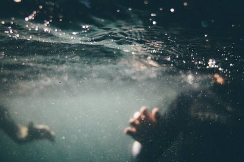 Foto van een zwemmer onder water