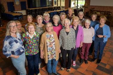 De dames van de volksdansgroep in beeld