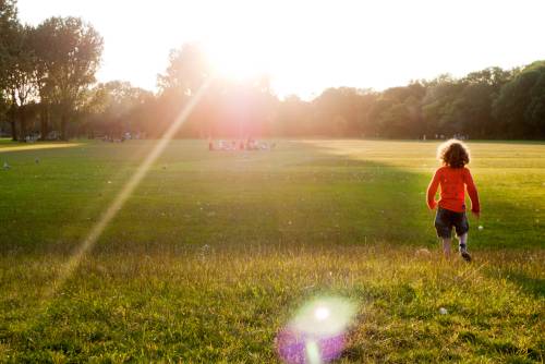 Kind loopt op een open veld.