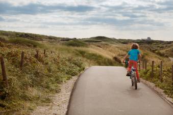 Decoratieve afbeelding: Een jongen op een fiets