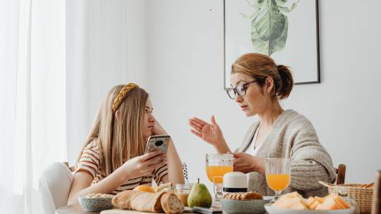 moeder probeert te praten met puber op telefoon